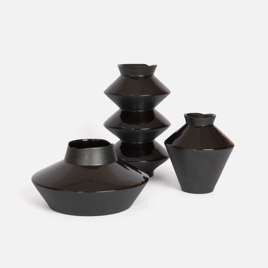 Flake-Rim Vase Z9 - Black Gloss
