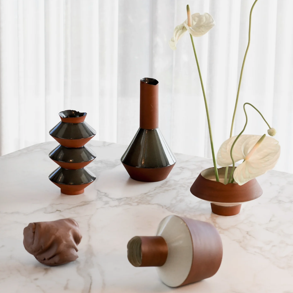 Flake-Rim Vase Z7 - Ivory